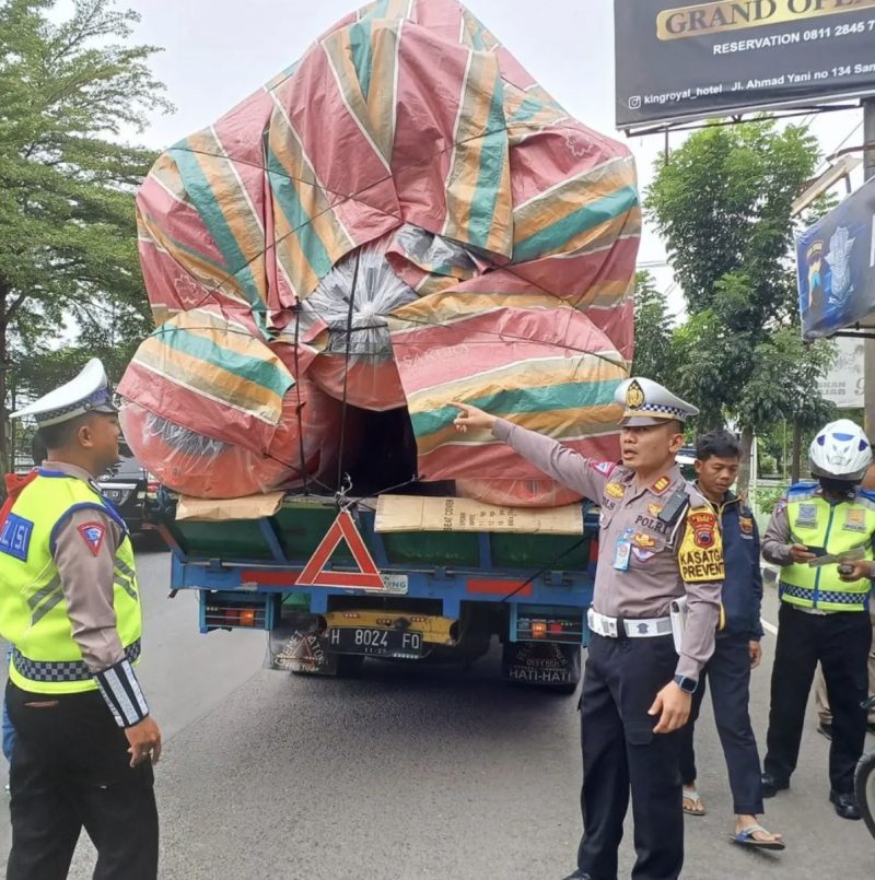 Kasat lantas Polres Brebes AKP. Edi Sukamto. SH. MH saat memberikan teguran dan sanki tilang kepada supir kendaraan jenis truck bermuatan lebih (overload) karena membahayakan pengendara dan pengguna jalan.