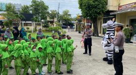 Dihadapan Anak-anak TK Muslimat NU, Kanit Kamsel Satlantas Polres Brebes Ipda Henry Ade Birawan menyampaikan materi tentang Keselamatan dalam Berkendara serta pengenalan rambu rambu lalulintas 