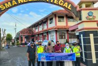 Tim Satgas Operasi Keselamatan Lalu Lintas Candi Tahun 2023 Polres Tegal Kota, sosialisasikan pentingnya keselamatan dan ketertiban saat di jalan raya dengan memasang banner imbauan tertib berlalu lintas
