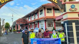 Tim Satgas Operasi Keselamatan Lalu Lintas Candi Tahun 2023 Polres Tegal Kota, sosialisasikan pentingnya keselamatan dan ketertiban saat di jalan raya dengan memasang banner imbauan tertib berlalu lintas