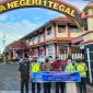 Tim Satgas Operasi Keselamatan Lalu Lintas Candi Tahun 2023 Polres Tegal Kota, sosialisasikan pentingnya keselamatan dan ketertiban saat di jalan raya dengan memasang banner imbauan tertib berlalu lintas
