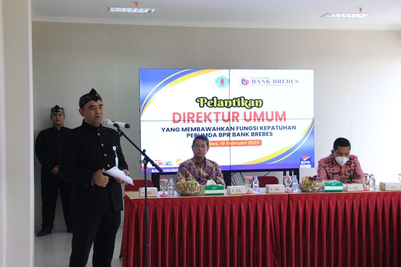 Pj Bupati Brebes Urip Sihabudin. SH. MH saat memberikan arahan dihadapan Direktur Utama yang baru dan pegawai Perumda BPR Bank Brebes. Foto Doc: humas Dinkoninfotik Brebes