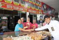 Ketua PN Brebes Dr Dedy Muchti Nugroho SH MHum saat membagikan masker dan sticker kepada pengunjung di pusat oleh-oleh Khas Brebes Telor Yes