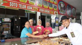 Ketua PN Brebes Dr Dedy Muchti Nugroho SH MHum saat membagikan masker dan sticker kepada pengunjung di pusat oleh-oleh Khas Brebes Telor Yes