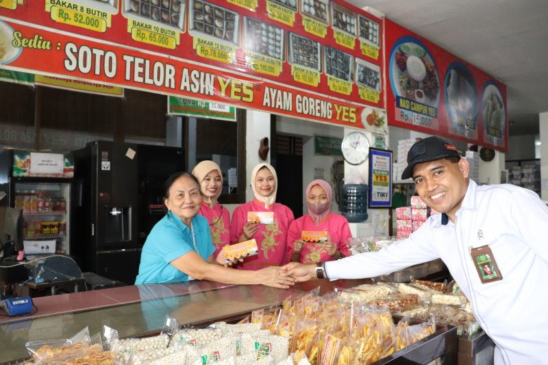 Ketua PN Brebes Dr Dedy Muchti Nugroho SH MHum saat membagikan masker dan sticker kepada pengunjung di pusat oleh-oleh Khas Brebes Telor Yes