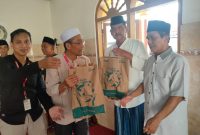 Keterangan Foto :

Regional Coorporate Communication Manager PT Sumber Alfaria Trijaya Tbk, Budi Santoso secara simbolis menyerahkan bingkisan kepada.perwakilan jamaah Musholla Syiaruddin, Pasarbatang, Brebes.
