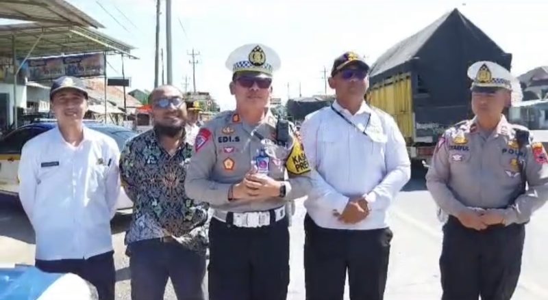 Kasatlantas Polres Brebes AKP. Edi Sukamto beserta instansi terkait saat melakukan penutupan  uturn didepan toko bangunan deddy jaya cimohong Bulakamba Brebes