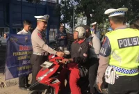 Kasatlantas Polres Brebes AKP. Edi Sukamto memberikan sosialisasi tertib berlalu lintas kepada pengendara di jalur pantura Tanjung Brebes