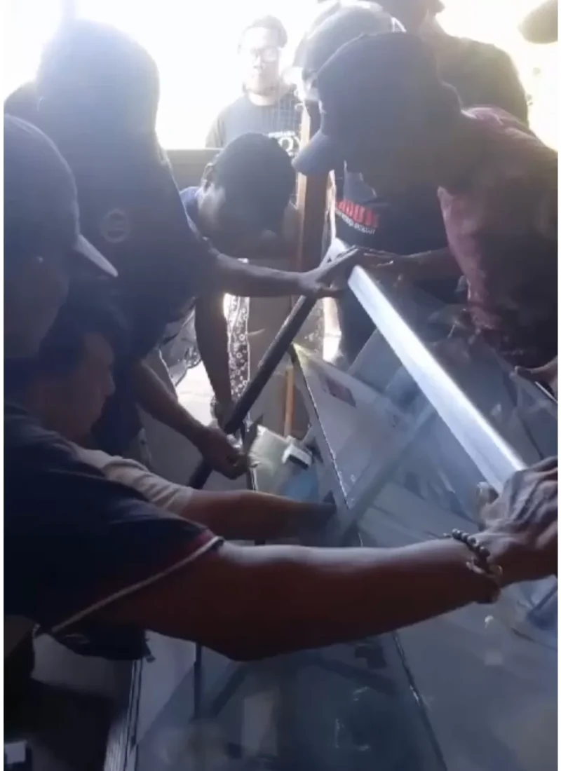 Warga saat Gerebeg Warung Diduga Juat Obat-Obatan Terlarang (foto dok istimewa)