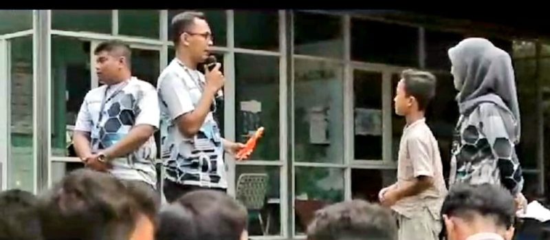 Caption :  Ketua panitia kegiatan edukasi  Literasi, Inklusi dan Edukasi Keuangan Riyan Yulianto,SE  memberikan edukasi pada siswa di SD ADZKIA Banjarnegara.(foto/doc).