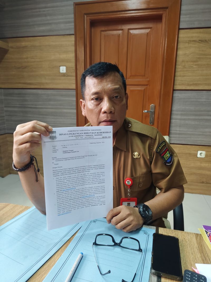 KADIS DLHK Kabupaten Tangerang menunjukkan bukti surat yang di layangkan ke Dirjen Gakum KLHK.
