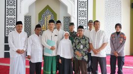 Keluarga Shodikin menyerahkan secara resmi tanah waqaf masjid kepada Takmit Masjid Ash -Shodiqin..