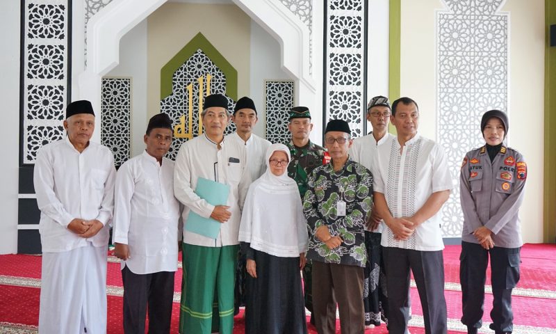 Keluarga Shodikin menyerahkan secara resmi tanah waqaf masjid kepada Takmit Masjid Ash -Shodiqin..