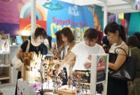 Produk berbahan kayu dan aksesoris dari UMKM RV Craft binaan PLN yang memberdayakan narapidana perempuan di Jawa Timur menarik perhatian pengunjung mancanegara asal Jepang di INACRAFT 2024