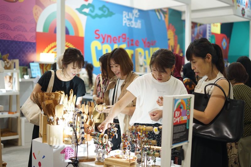 Produk berbahan kayu dan aksesoris dari UMKM RV Craft binaan PLN yang memberdayakan narapidana perempuan di Jawa Timur menarik perhatian pengunjung mancanegara asal Jepang di INACRAFT 2024