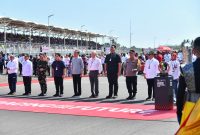Presiden RI Joko Widodo bersama jajaran menteri dan Direktur Utama Pertamina Nicke Widyawati menghadiri opening ceremony balap MotoGP di Pertamina Grand Prix of Indonesia, Minggu (29/09). (Foto Biro Pers Sekretariat Presiden)