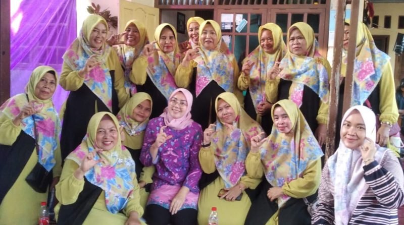 Foto Ambu Anne bersama emak-emak warga Cimaung, Purwakarta