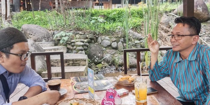 Foto kanan, Kepala Sekolah SMK Negeri Pejawaran Sehat Kandiawan, SPd MPd