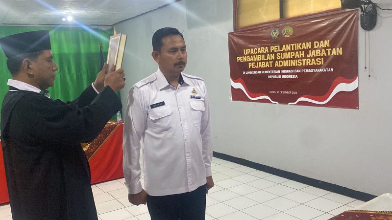 Isnawan, Kalapas Brebes secara resmi dilantik dan diambil sumpah/janji jabatan sebagai Kepala Bidang Perawatan, Pengamanan dan Kepatuhan Internal di Kantor Wilayah Direktorat Jenderal Pemasyarakatan Kalimantan Selatan secara hybrid (foto: ismail/Poskota.online)