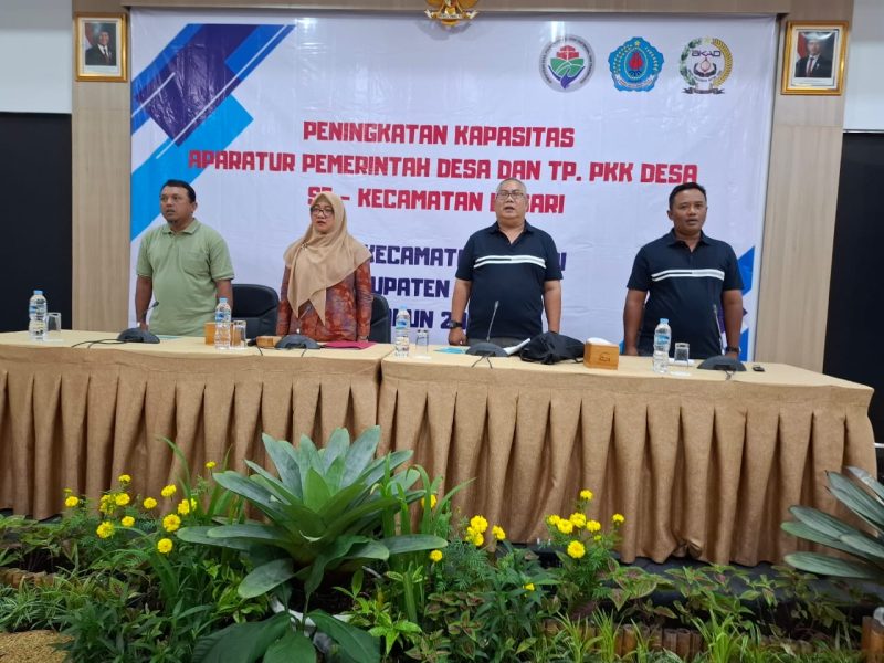 Peningkatan kapasitas aparatur pemerintahan Desa se-kecamatan Losari dihadiri Camat Losari, Brebes, M. Faizin dan narasumber dari Dinpermades, inspektorat Brebes dan unit Tipikor Polres Brebes (foto: Ismail/Poskota.online)
