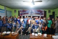 Anggota Komunitas 88, direktur Pertamina Lubricants, dan Warga berfoto bersama usai penyerahan secara simbolis bantuan sumur bor untuk Desa Bandingan Kecamatan Rakit, Kabupaten Banjarnegara.(foto/doc.kom88)