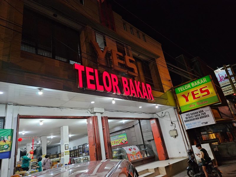 Salah satu ikon cita rasa telur asin Brebes adalah Telur Bakar Yes, toko legendaris yang terletak strategis di Jalan Pantura Pangeran Diponegoro (foto: ismail/Poskota.online)