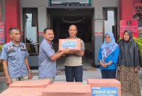 Kalapas Brebes berikan bantuan sosial kepada keluarga Warga Binaan (fot: dok Lapas/Ismail/Poskota.online)