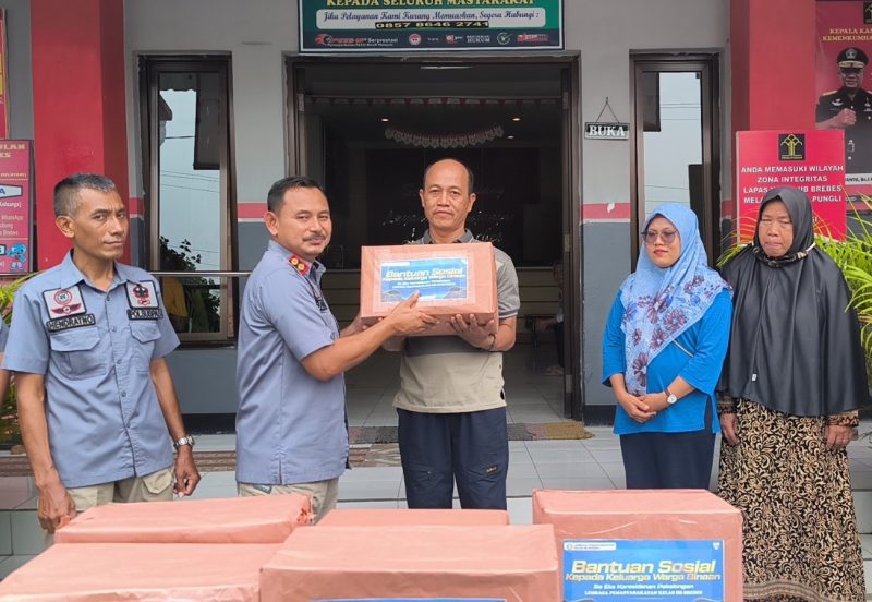 Kalapas Brebes berikan bantuan sosial kepada keluarga Warga Binaan (fot: dok Lapas/Ismail/Poskota.online)