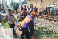 Kapolsek Bulakamba, AKP. Ibnu Setiyadi mengevakuasi jenazah korban tertabrak kereta api di perlintasan Desa Kluwut (fot: istimewa)