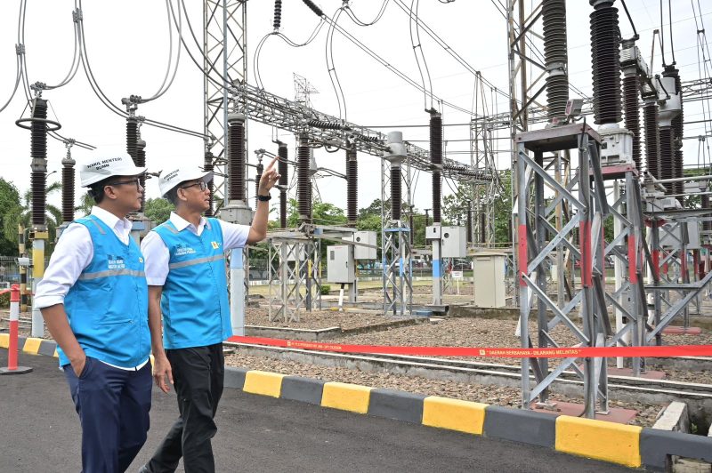 Wakil Menteri BUMN, Aminuddin Ma'ruf (kiri) didampingi Direktur Utama PLN, Darmawan Prasodjo (kanan) saat meninjau langsung Gardu Induk 150 kV Cilegon Lama, Cilegon, Banten (24/12) dalam rangka siaga Nataru 2025.