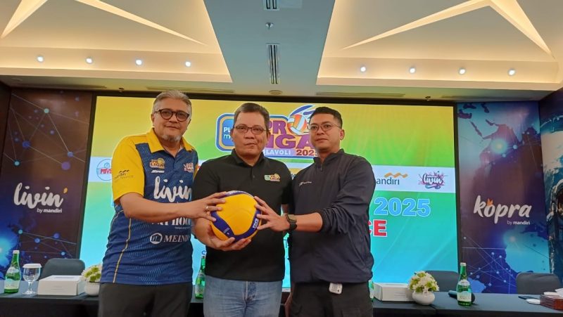 Wakil Manajer Jakarta Livin Mandiri Adnan Husein, Wakil Ketua PLN Mobile Proliga 2025 Reginald Nelwan, dan Arya Tresna Perdana sebagai Senior Account Executive di Level Tujuh Event Organizer (dari kiri ke kanan).