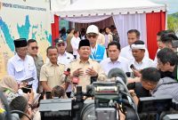 Presiden Prabowo dalam agenda Peresmian 37 Proyek Ketenagalistrikan di 18 Provinsi, bertempat di Pembangkit Listrik Tenaga Air (PLTA) Jatigede, Sumedang, pada Senin (20/1) menyatakan optimisme untuk mencapai swasembada energi secara penuh dalam lima tahun ke depan, termasuk penghentian impor energi.