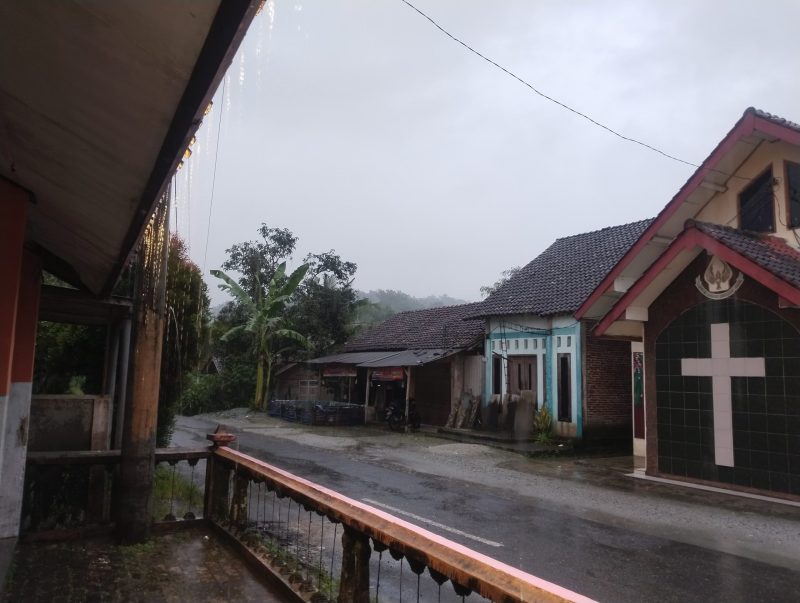 Saat Hujan Tiba Warga Dusun Sugeng, Desa Kali Tengah tidak Kesulitan air, tapi di saat Kemarau sangat sulit mendapatkan air.