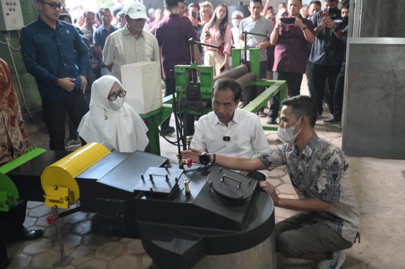 Joko widodo Mantan Presiden RI ke-7 saat mengunjungi Bank Sampah Banjarnegara di Desa Kasilib, Kecamatan Wanadadi, Kabupaten Banjar negara.