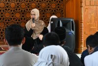 Pengasuh Pondok Pesantren Andalas Afifah Dhurohmania atau yang akrab di sapa Umi Afifah memberikan materi umum pada pembukaan Dauroh Santri Andalas di Masjid Agung Baitulkhodam di Desa Kayuares,Kecamatan Pagentan Banjarnegara.(foto/ahr)