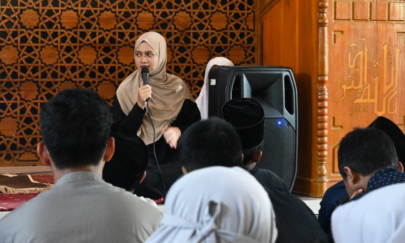 Pengasuh Pondok Pesantren Andalas Afifah Dhurohmania atau yang akrab di sapa Umi Afifah memberikan materi umum pada pembukaan Dauroh Santri Andalas di Masjid Agung Baitulkhodam di Desa Kayuares,Kecamatan Pagentan Banjarnegara.(foto/ahr)