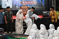 Bupati Banjarnegara Amalia Desiana mengunjungi Masjid Baitulkhodam Desa Kayuares Kecamatan Pagentan pda Tarawih Silaturohim ke dua Forkompimda Banjarnegara pada Kamis (6/3/2025). Amalia dan Arombongan disambut Ratusan Santri dan Warga setempat.(foto/ahr)