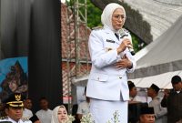 Bupati Banjarnegara dr. Amalia Desiana memberikan sambutan kepada masyarakat yang menyambutnya di alun-alun, Ia berjanji akan menjalankan instruksi dari Presiden Prabowo  usai mengikuti Retreat Kepemimpinan di Magelang. (foto/anhar)