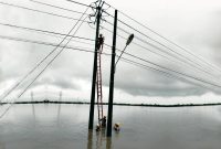 Potret petugas PLN saat berupaya memperbaiki jaringan listrik yang terdampak cuaca ekstrem di Kabupaten Gowa, Sulawesi Selatan, pada Selasa (11/2).