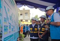 Menteri Energi Sumber Daya dan Mineral (ESDM) Bahlil Lahadalia (kedua dari kanan) dan Direktur Ketenagalistrikan Kementerian ESDM Jisman Hutajulu (ketiga dari kanan) ketika memperoleh laporan dari Direktur Utama PLN Darmawan Prasodjo (kanan) terkait kesiapan sistem kelistrikan Kalimantan jelang Idulfitri 1446 H di Banjarmasin pada Rabu (19/3).