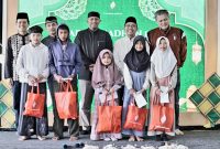 Direktur Utama PT Geo Dipa Energi (Persero) Yudistian Yunis beserta  direksi PT.Geo Dipa Energi berfoto bersama dengan warga usai penyerahan bantuan sembako pada acara Safari Ramadhan ke-18.(f0t0/doc/GDE)