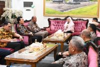 Direktur Utama PT Geo Dipa Energi (Persero) bersama Direksi Geo Dipa Energi bersilaturahmi dengan Bupati dan Jajaran Forkompimda dan OPT terkait di lingkungan pemkab Banjarnegara dj rumah dinas bupati pada Jum'at Sore (21/3/2025), Kunjungan tersebut dalam rangka konsolidasi berkaitan dengan pengembangan Geo Dipa Unit Dieng.(foto/ahr)
