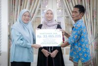 Bupati Banjarnegara Amalia didampingi  Kepala BPJS Banjarnegara Amalia A'yuni  secara simbolis santunan untuk ahli waris .(foto/doc)