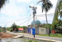 Tampak salah satu gardu dan jaringan listrik yang berada di Desa Parit, Kecamatan Selat Gelam, Kabupaten Karimun, Kepulauan Riau. PLN melalui Unit Induk Distribusi (UID) Riau dan Kepulauan Riau sukses menghadirkan listrik andal 24 jam nonstop untuk 769 keluarga di pulau tersebut.
