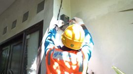 Ilustrasi Petugas PLN saat melakukan penambahan daya pada kWh meter milik pelanggan.