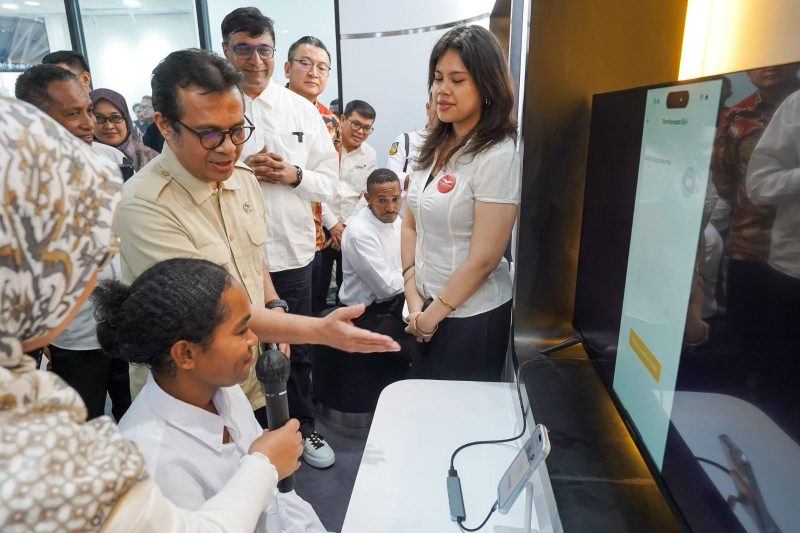 Indosat resmikan AI Experience Center di Jayapura, Papua, wujud komitmen pemerataan akses AI di Indonesia Timur.  Peresmian bersama Wamenkominfo dan CEO Indosat, bertepatan dengan Hari Kebangkitan Nasional. (Foto ist)