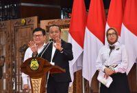 Menteri Energi dan Sumber Daya Mineral (ESDM), Bahlil Lahadalia (tengah) didampingi Direktur Jenderal Ketenagalistrikan Kementerian ESDM, Jisman P. Hutajulu (kiri), dan Direktur Jenderal Energi Baru Terbarukan dan Konservasi Energi Kementerian ESDM, Eniya Listiani Dewi (kanan) saat memaparkan Rencana Usaha Penyediaan Tenaga Listrik (RUPTL) PLN 2025-2034 di Jakarta pada Senin (26/5). Dalam paparannya, Bahlil menyampaikan, guna memperkuat infrastruktur kelistrikan nasional, akan ada penambahan jaringan transmisi sepanjang 47.758 kms dan gardu induk dengan total kapasitas 107.950 MVA hingga sepuluh tahun ke depan.