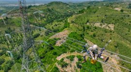 Ilustrasi petugas PLN yang sedang melakukan pemeliharaan jaringan transmisi.