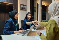 Ilustrasi Pegawai PLN sedang berdiskusi bersama salah satu mitra. Upaya perseroan yang secara proaktif melakukan berbagai strategi, seperti optimalisasi portofolio pembiayaan, efisiensi operasional, serta memperkuat fundamental bisnis melalui transformasi digital dan peningkatan tata kelola perusahaan menjadi salah satu kunci capaian kinerja positif yang dihasilkan perusahaan.