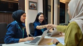 Ilustrasi Pegawai PLN sedang berdiskusi bersama salah satu mitra. Upaya perseroan yang secara proaktif melakukan berbagai strategi, seperti optimalisasi portofolio pembiayaan, efisiensi operasional, serta memperkuat fundamental bisnis melalui transformasi digital dan peningkatan tata kelola perusahaan menjadi salah satu kunci capaian kinerja positif yang dihasilkan perusahaan.